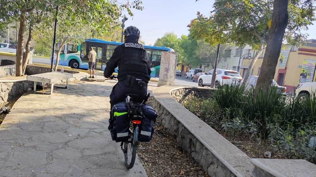 Operativo de seguridad pública en Querétaro donde policías municipales realizan patrullaje preventivo en vías públicas.