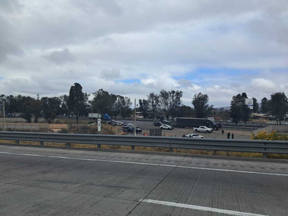 Operativo de seguridad tras ataque armado a tr\u00e1iler incendiado en Macrolibramiento Palmillas rumbo a autopista M\u00e9xico-Quer\u00e9taro