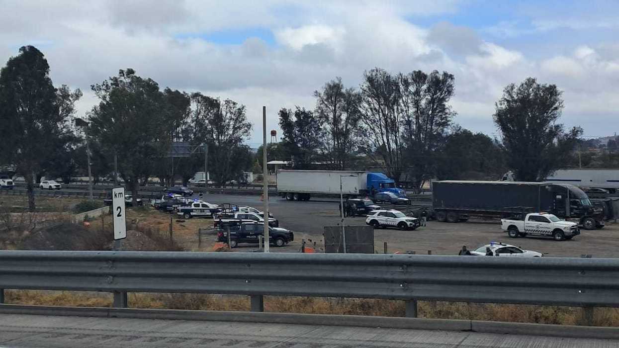 Operativo de seguridad tras ataque armado a tráiler incendiado en Macrolibramiento Palmillas rumbo a autopista México-Querétaro