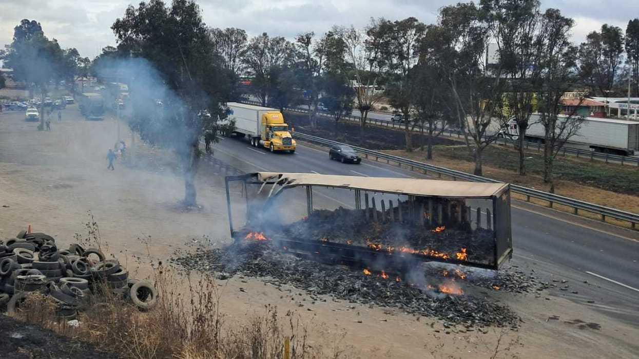 Operativo de seguridad tras ataque armado a tráiler incendiado en Macrolibramiento Palmillas rumbo a autopista México-Querétaro