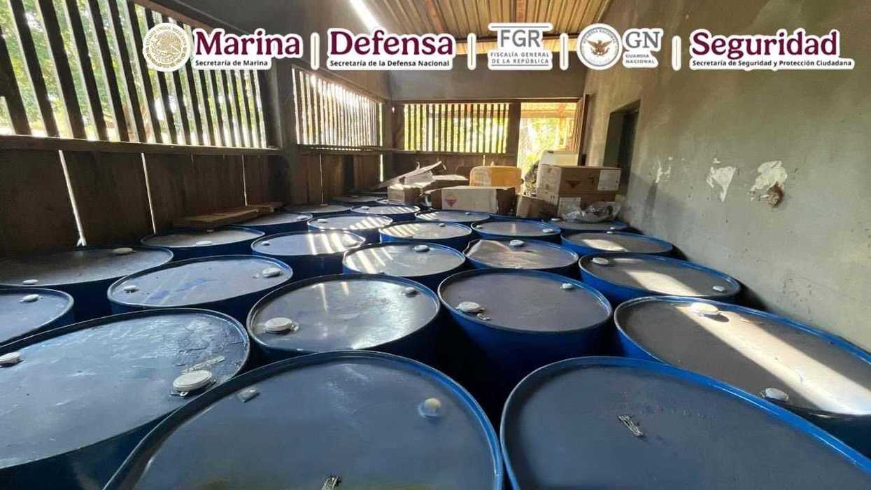 Operativo federal desmantela narcolaboratorio con 12 toneladas de químicos en Petatlán Guerrero.