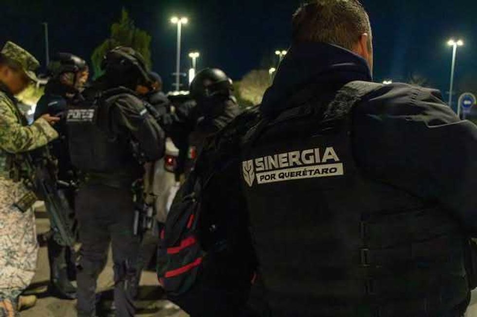 Operativo policial de Sinergia por Quer\u00e9taro en colonia San Francisquito con detenciones y aseguramiento de armas.