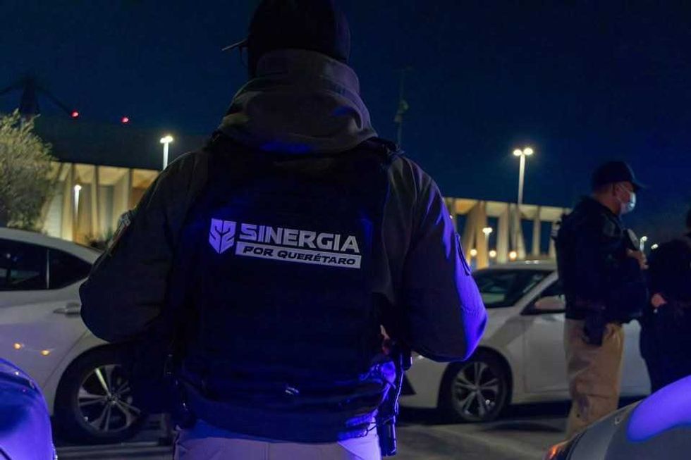 Operativo policial de Sinergia por Quer\u00e9taro en colonia San Francisquito con detenciones y aseguramiento de armas.