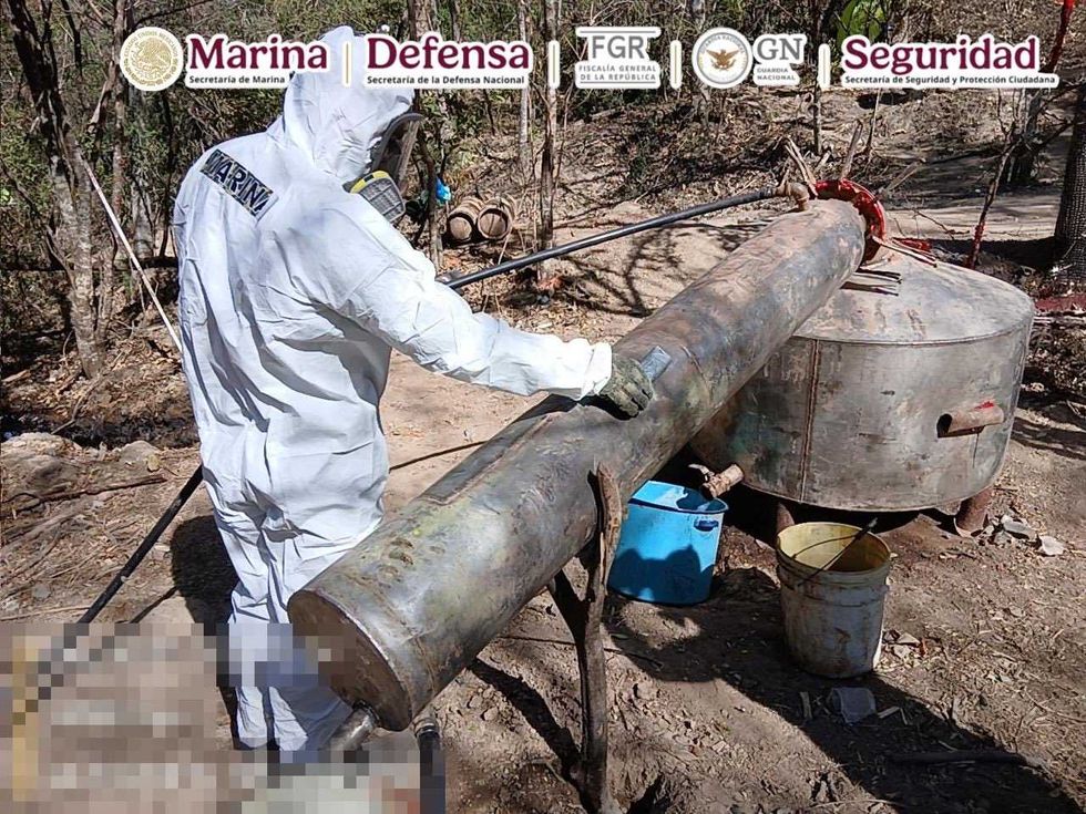 Operativo SEMAR en laboratorio clandestino de metanfetamina en M\u00e9xico.