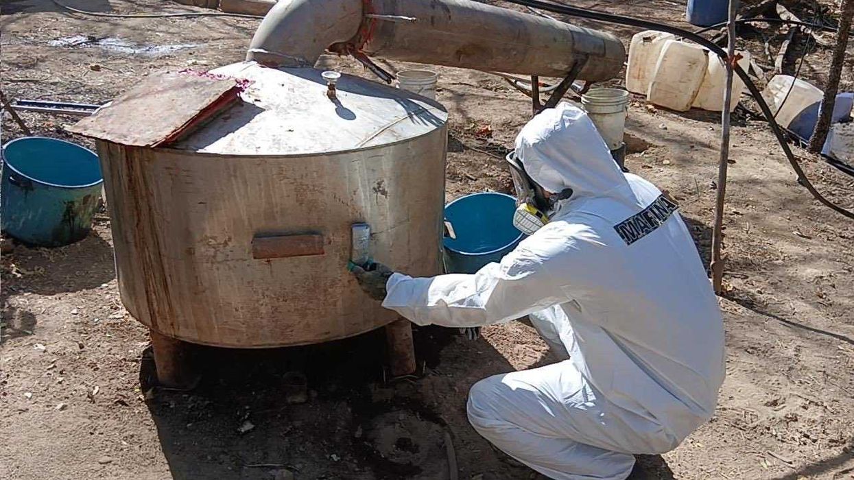 Operativo SEMAR en laboratorio clandestino de metanfetamina en México.