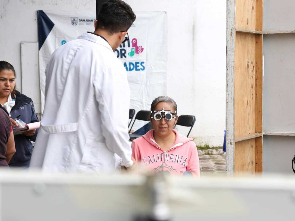 Optometrista realiza revisi\u00f3n visual gratuita a mujer durante campa\u00f1a de salud en San Germ\u00e1n