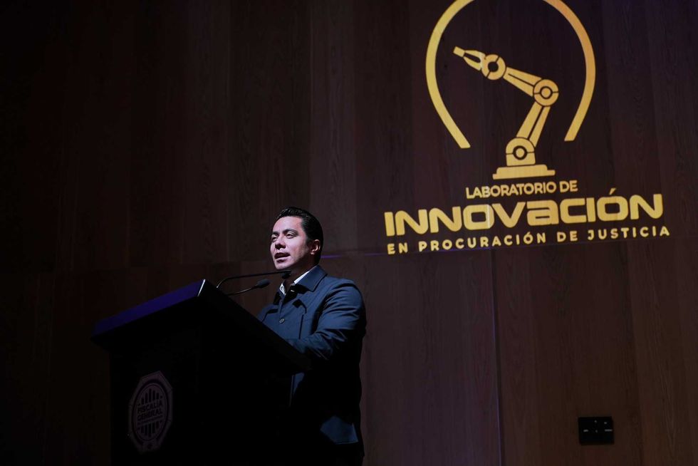 Orador con micr\u00f3fono en el podio durante el lanzamiento del Laboratorio de Innovaci\u00f3n en Procuraci\u00f3n de Justicia