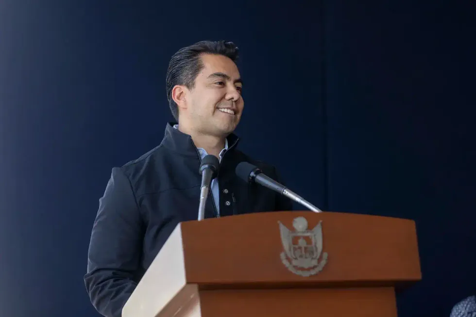 Orador en podio durante inauguraci\u00f3n del plantel 17 de Bachilleres UAQ, Campus Aeropuerto, Quer\u00e9taro, ciclo 2026-2027.
