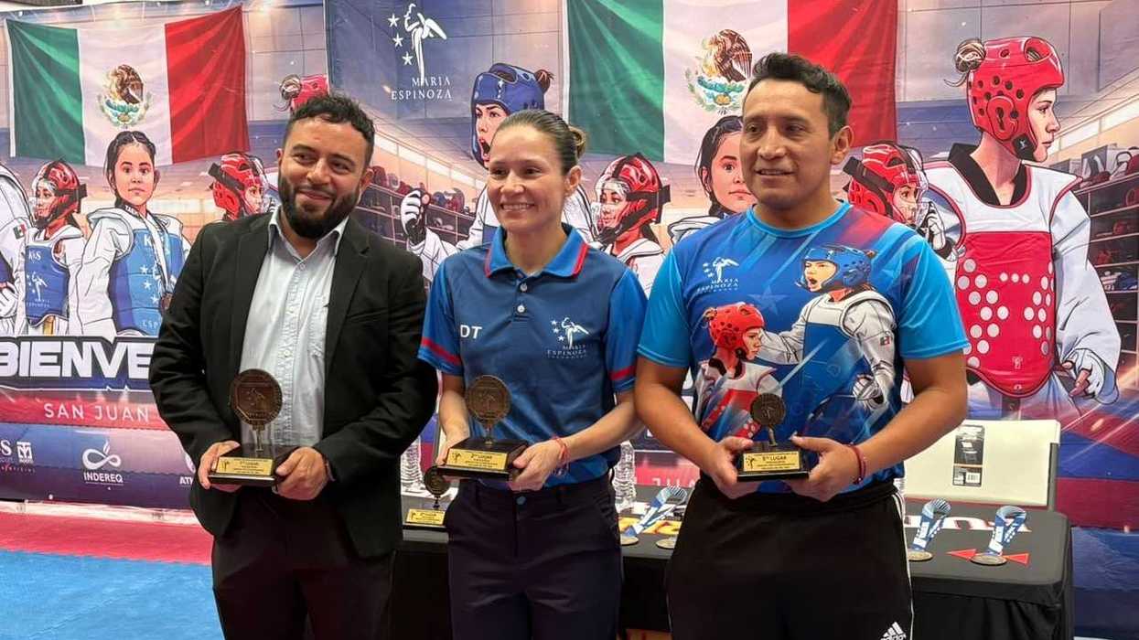 Organizadores del torneo de taekwondo Futuros Campeones muestran trofeos durante la presentación del encuentro en San Juan del Río.