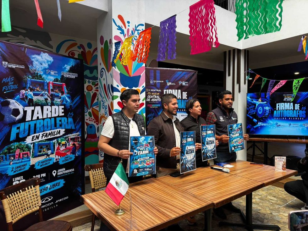 Organizadores presentan en conferencia de prensa la firma de aut\u00f3grafos de Gallos Blancos en San Juan del R\u00edo, ante un cartel de Tarde Futbolera en Familia.