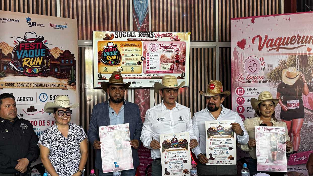 Organizadores y funcionarios en rueda de prensa del FestiVaqueRun en San Juan del Río, con lonas promocionales del evento al fondo.