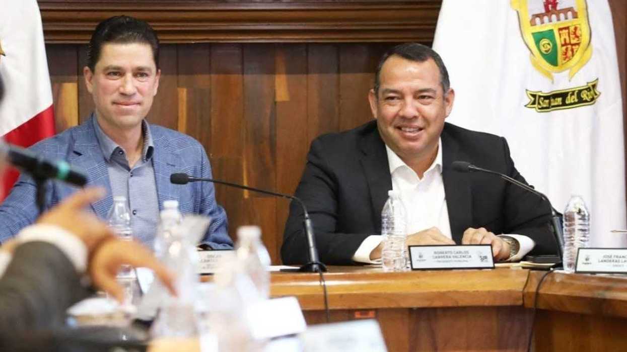 Óscar Alcántara Peña y Roberto Cabrera Valencia en sesión de trabajo en San Juan del Río, donde el alcalde anunció los cambios en la titularidad de dos secretarías del gabinete municipal.
