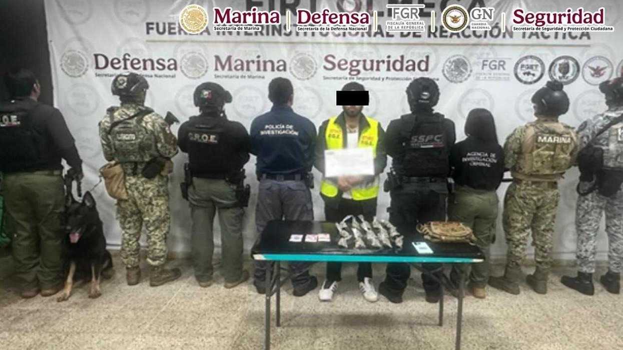 Óscar “N”, objetivo prioritario requerido por El Salvador, con el rostro cubierto y chaleco con la leyenda “Detenido F.G.E.” tras su detención en Villahermosa, Tabasco.