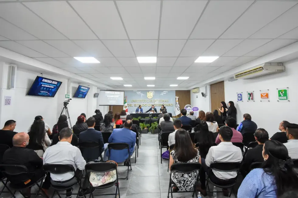 P\u00fablico asiste a la conferencia sobre democracia digital realizada en el IEEQ.