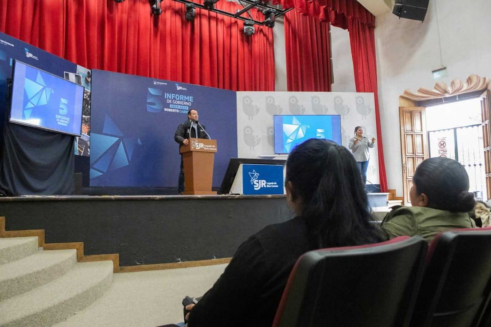 P\u00fablico atiende al orador en el podio durante el informe de seguridad ante delegados en San Juan del R\u00edo
