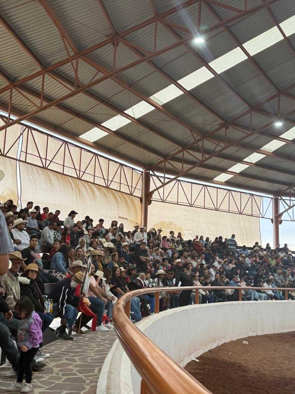 P\u00fablico en las gradas del Lienzo Charro JESAR durante la charreada de San Juan del R\u00edo