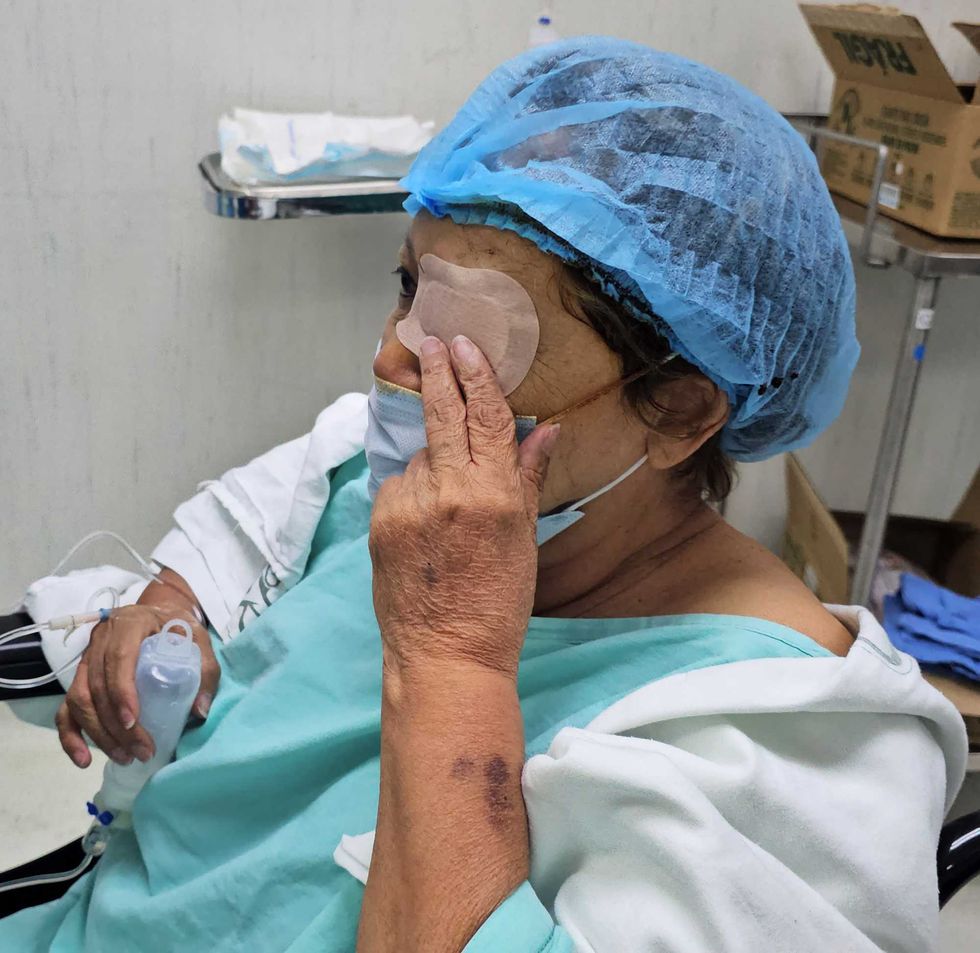 Paciente con parche ocular tras revisi\u00f3n posterior a cirug\u00eda de cataratas en el IMSS de Aguascalientes