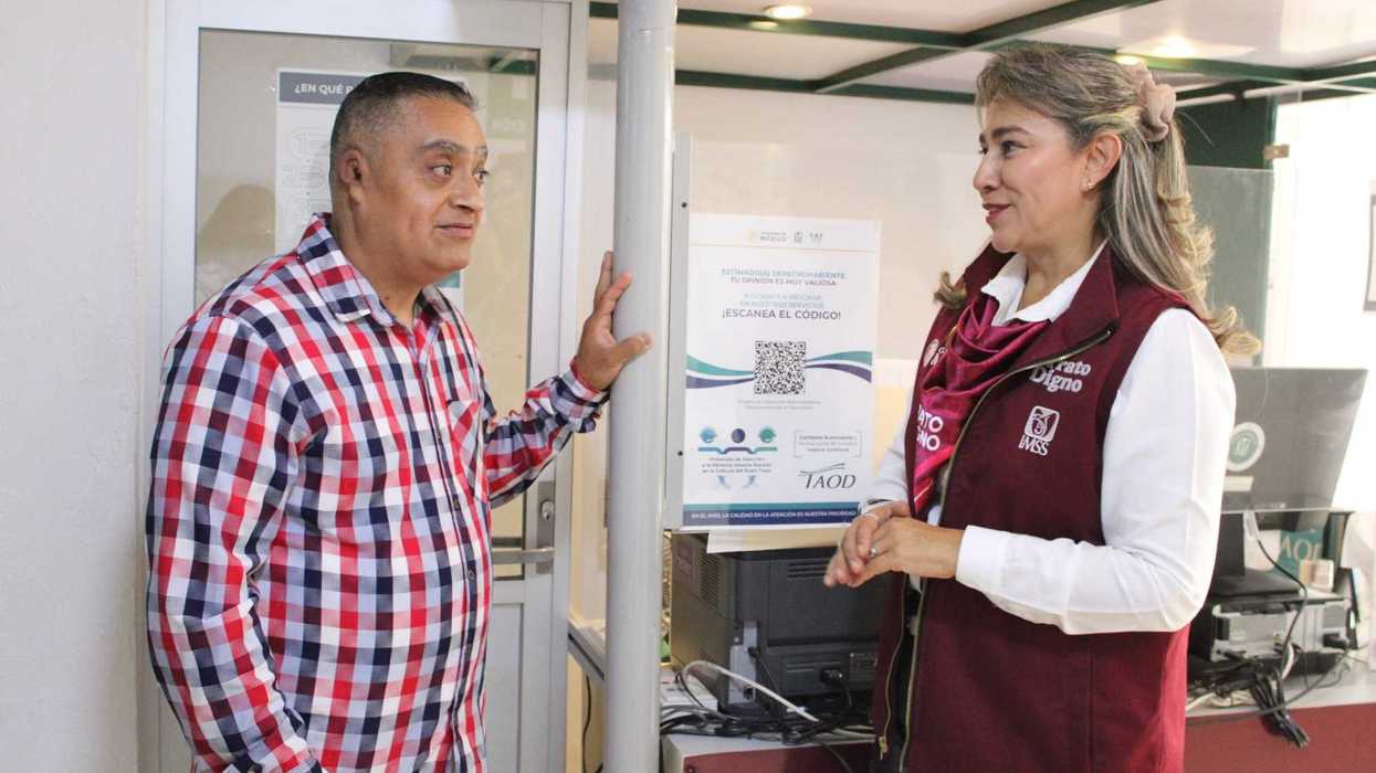 Paciente de 51 años conversa con personal del IMSS después de recibir atención por un infarto en la UMF No. 14 de Querétaro.