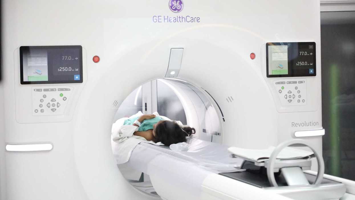 Paciente durante un estudio en un tomógrafo del CMN Siglo XXI