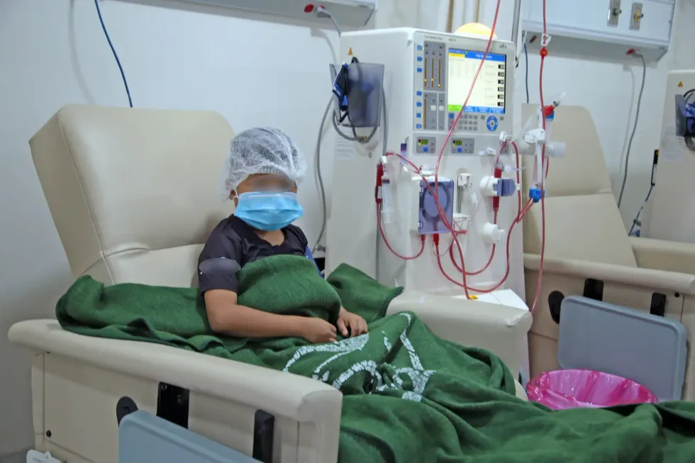Paciente pedi\u00e1trico recibe hemodi\u00e1lisis junto a un equipo de di\u00e1lisis en el CMN La Raza.