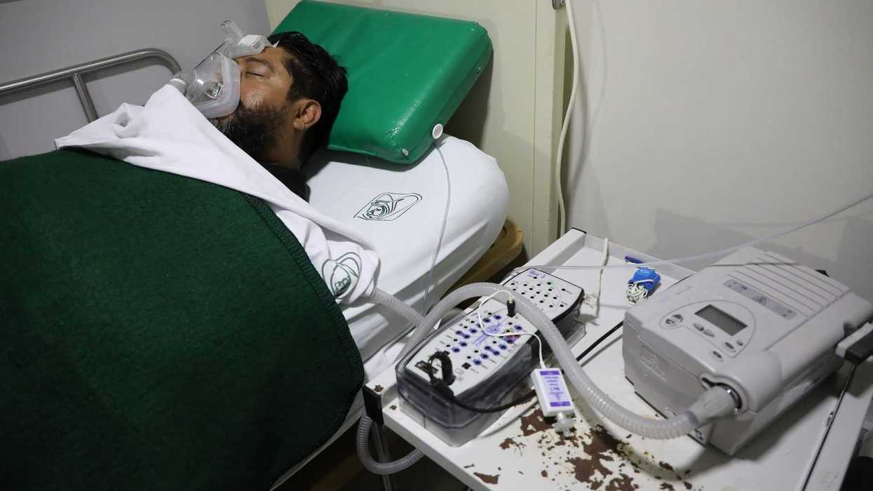 Paciente recostado con mascarilla de ventilación conectada a equipo de polisomnografÃa en la ClÃnica del Sueño del IMSS