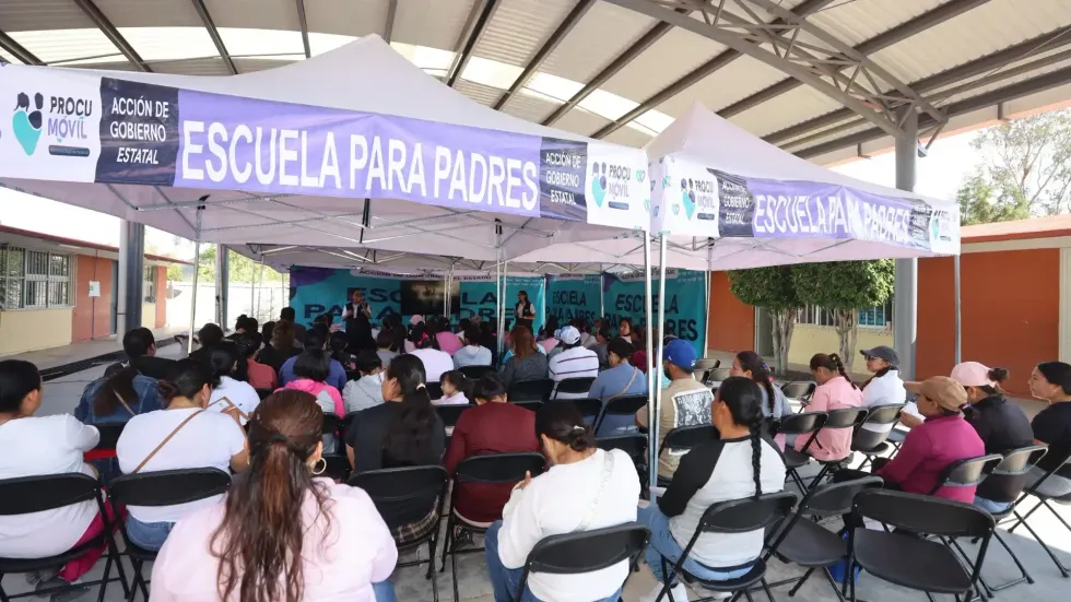 Padres de familia asisten a una jornada de Escuela para Padres del programa Procu M\u00f3vil