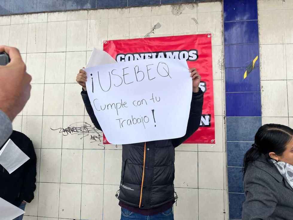 Padres de familia de Primaria Dr. F\u00e9lix Osores durante manifestaci\u00f3n pac\u00edfica en Quer\u00e9taro exigiendo intervenci\u00f3n de autoridades educativas