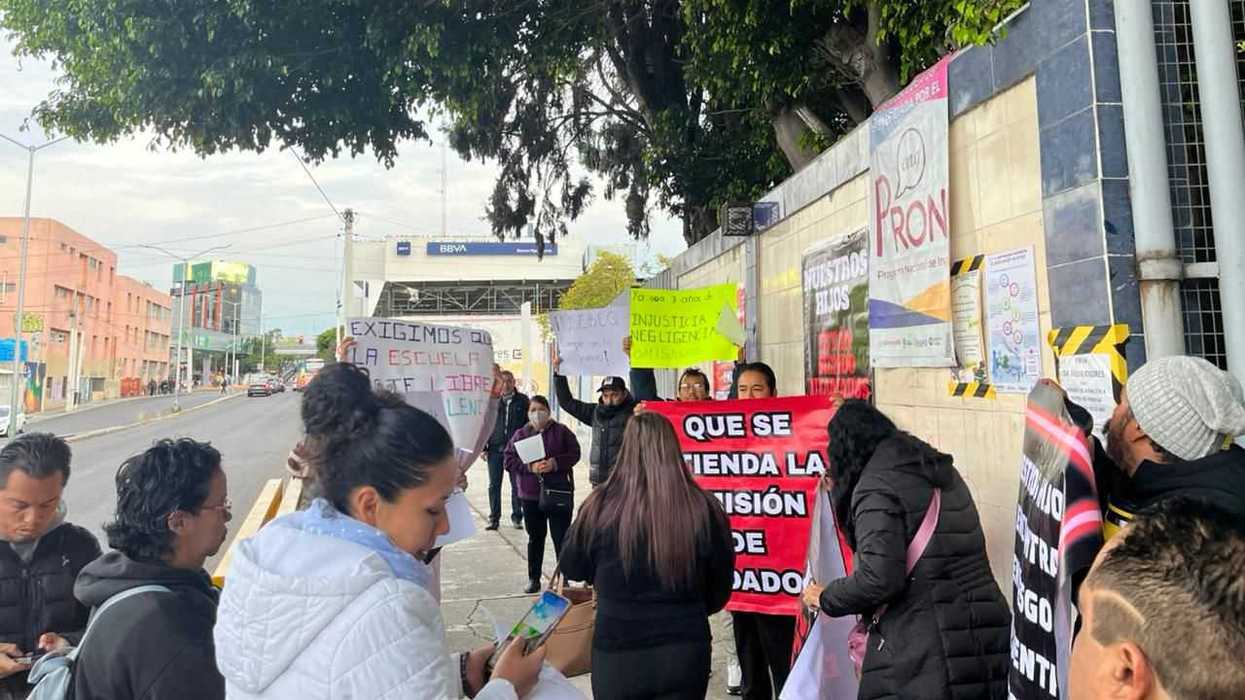 Padres de familia de Primaria Dr. F\u00e9lix Osores durante manifestaci\u00f3n pac\u00edfica en Quer\u00e9taro exigiendo intervenci\u00f3n de autoridades educativas