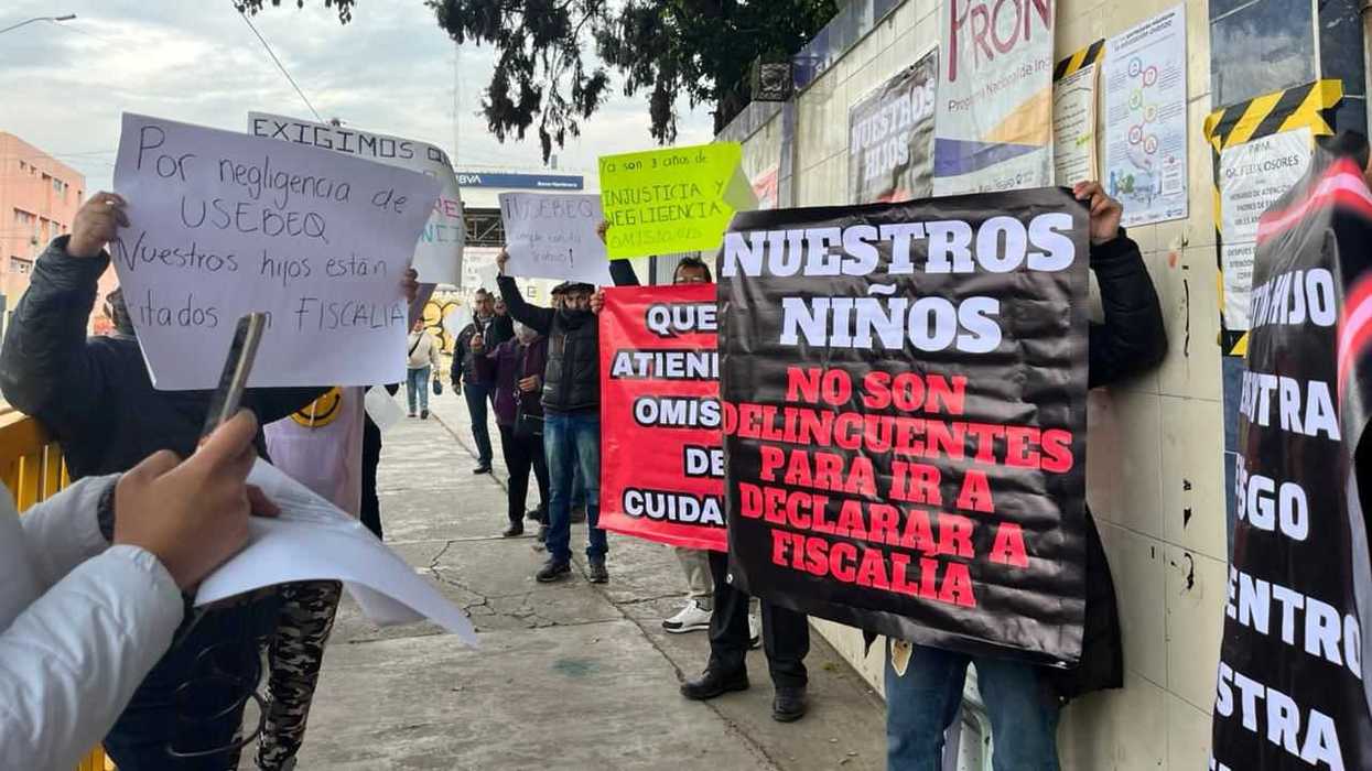 Padres de familia de Primaria Dr. Félix Osores durante manifestación pacífica en Querétaro exigiendo intervención de autoridades educativas