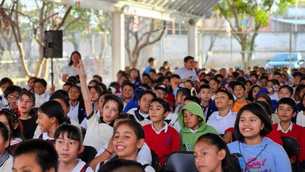 Padres de familia reciben capacitación en uso responsable de redes sociales por parte de USEBEQ en Querétaro.