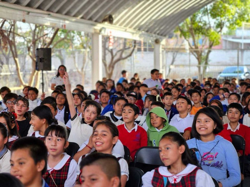 Padres de familia reciben capacitación en uso responsable de redes sociales por parte de USEBEQ en Querétaro.