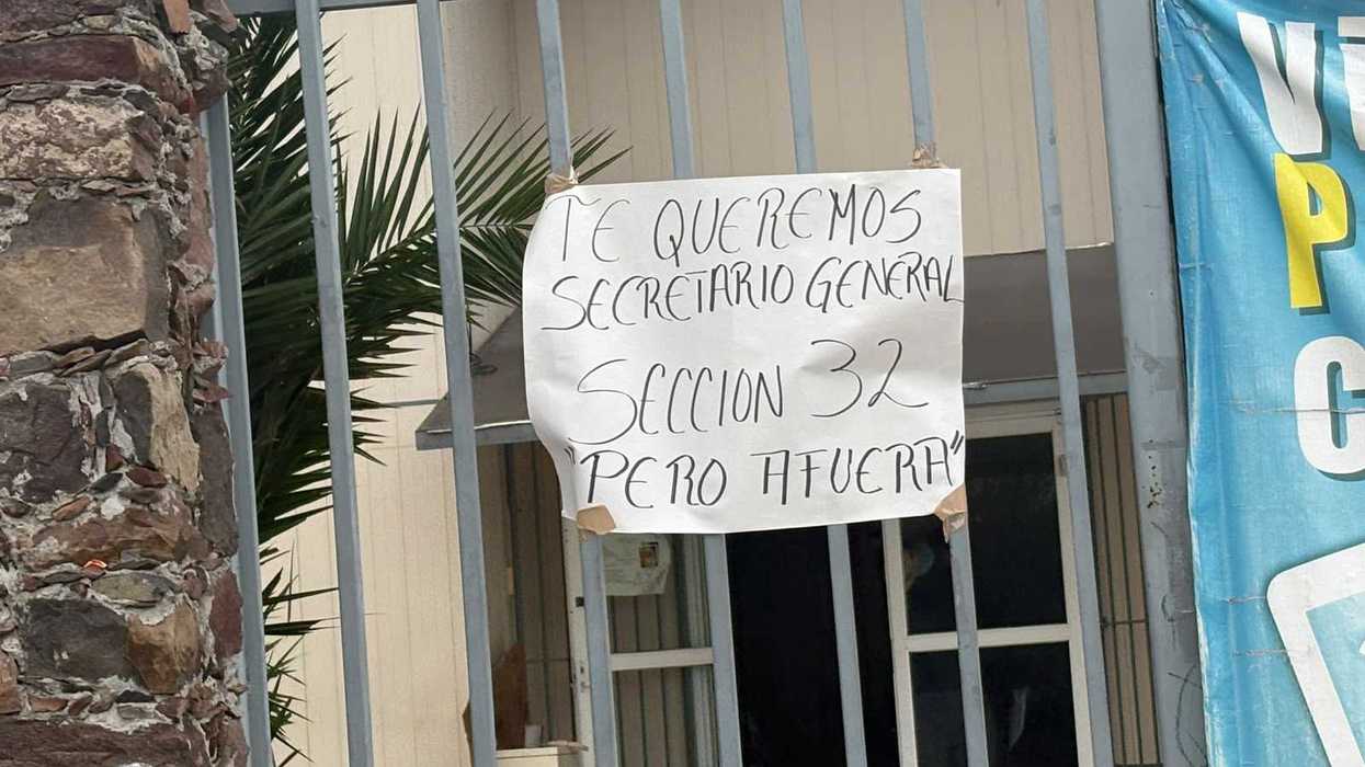 Pancarta en la reja del Centro de Salud Oriente pide la salida del secretario general de la Sección 32 en San Juan del Río
