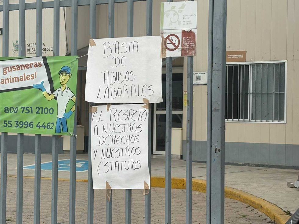 Pancartas en la reja del Centro de Salud Oriente: basta de abusos laborales y respeto a derechos y estatutos