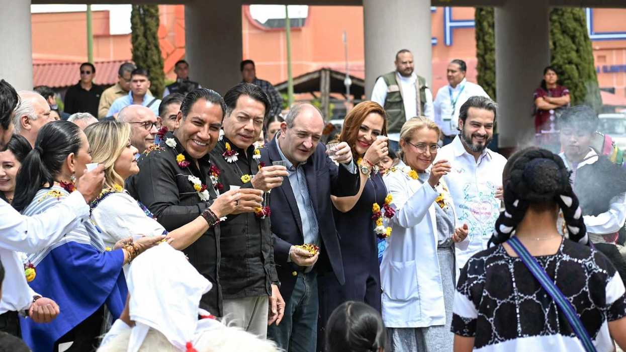 Panel de funcionarios y representantes aplaude durante el acto inaugural del Congreso Nacional Vive Saludable, Vive Feliz