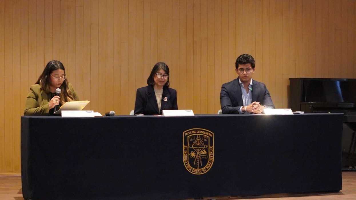 Panel de la ceremonia realizada en la Facultad de Ingeniería de la UAQ por la capacitación en prevención de adicciones digitales.