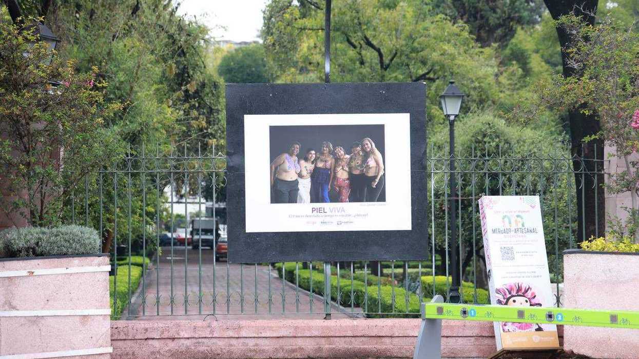 Panel de la exposición fotográfica Piel Viva en la reja de la Alameda Hidalgo, Querétaro, con un grupo de mujeres