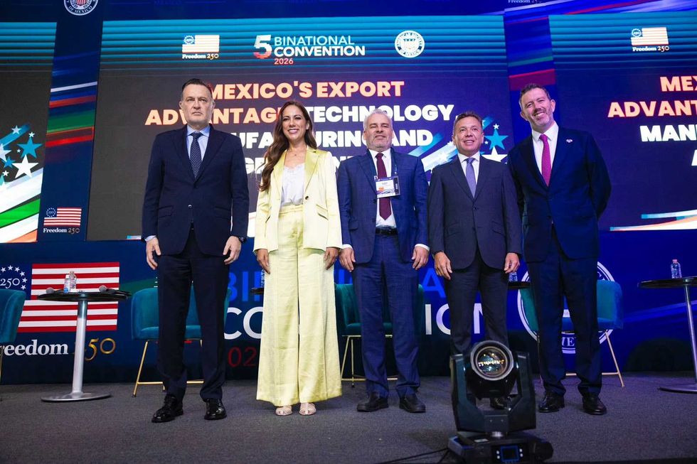 Panelistas de "La ventaja exportadora de M\u00e9xico: tecnolog\u00eda, manufactura y agronegocios" posan en la Convenci\u00f3n Binacional M\u00e9xico-Estados Unidos