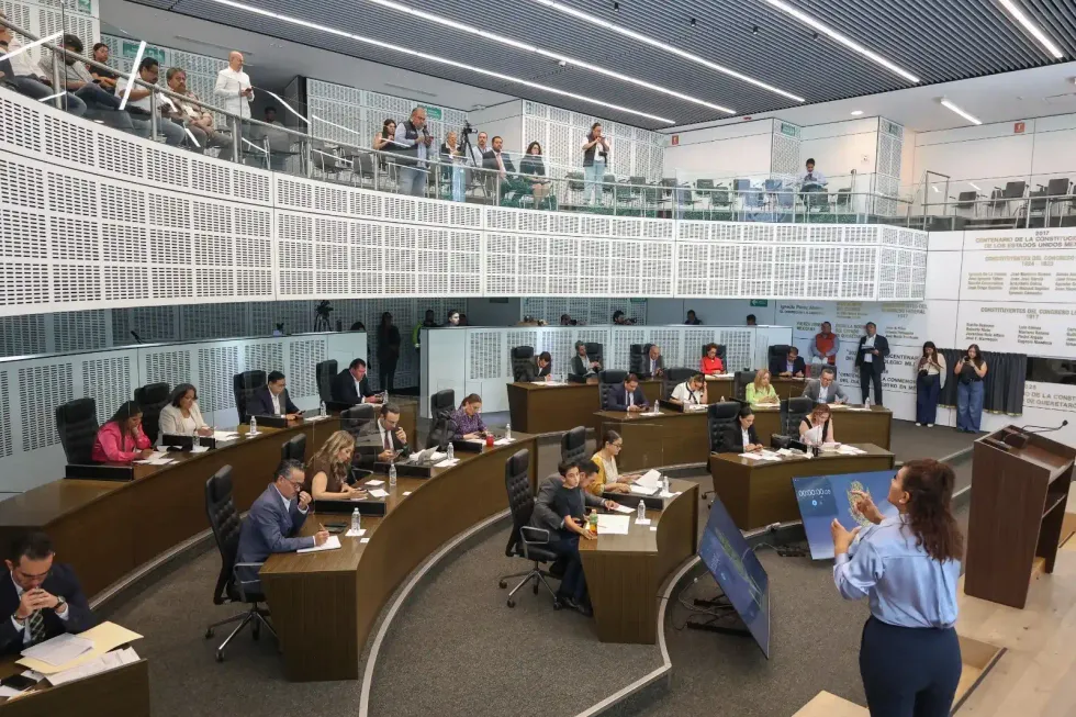 Panor\u00e1mica del sal\u00f3n de sesiones de la LXI Legislatura de Quer\u00e9taro, con diputadas y diputados de pie y p\u00fablico en el palco, durante la Sesi\u00f3n de Pleno del 14 de julio de 2026.