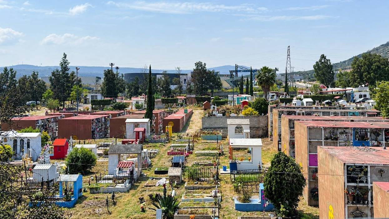 Panorámica de un panteón municipal de San Juan del Río con capillas, tumbas y árboles.