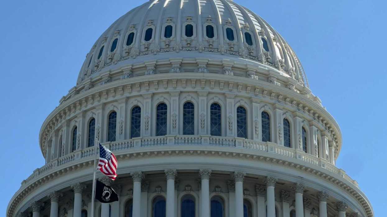 Pantalla con gráfica de precio de bitcoin en alza y texto de la Ley Clarity del Senado de Estados Unidos al fondo.