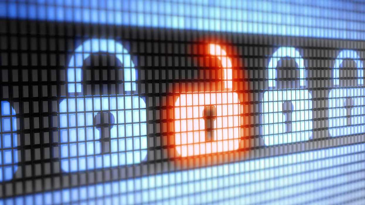 Pantalla de computadora con código binario representando hackeo y filtración de datos personales del SAT e IMSS en México