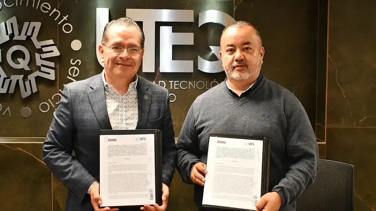 Pantoja Amaro y Martínez Vázquez sostienen el convenio firmado entre la UTEQ y TREMEC.
