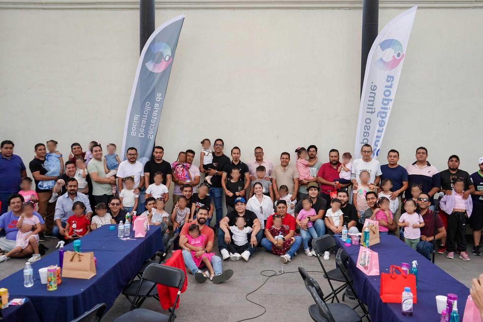 Pap\u00e1s e hijas participantes del taller Manos de Pap\u00e1 reunidos al cierre de la jornada en Corregidora.