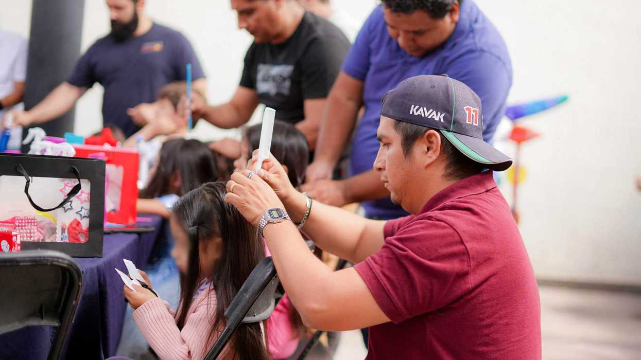 Papás cepillan y peinan el cabello de sus hijas durante el taller Manos de Papá en Corregidora.