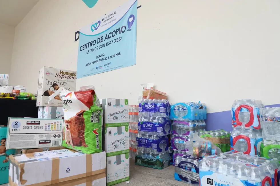 Paquetes de agua, pa\u00f1ales y alimentos reunidos en un centro de acopio del DIF Estatal Quer\u00e9taro.