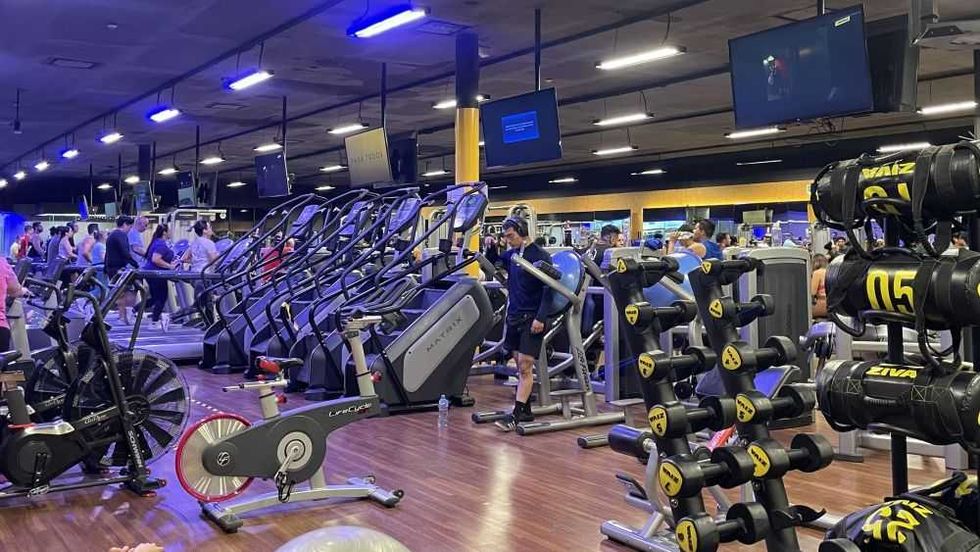 Para facilitar la incorporación del ejercicio en la vida cotidiana, los gimnasios suelen ofrecer horarios extendidos y múltiples ubicaciones.