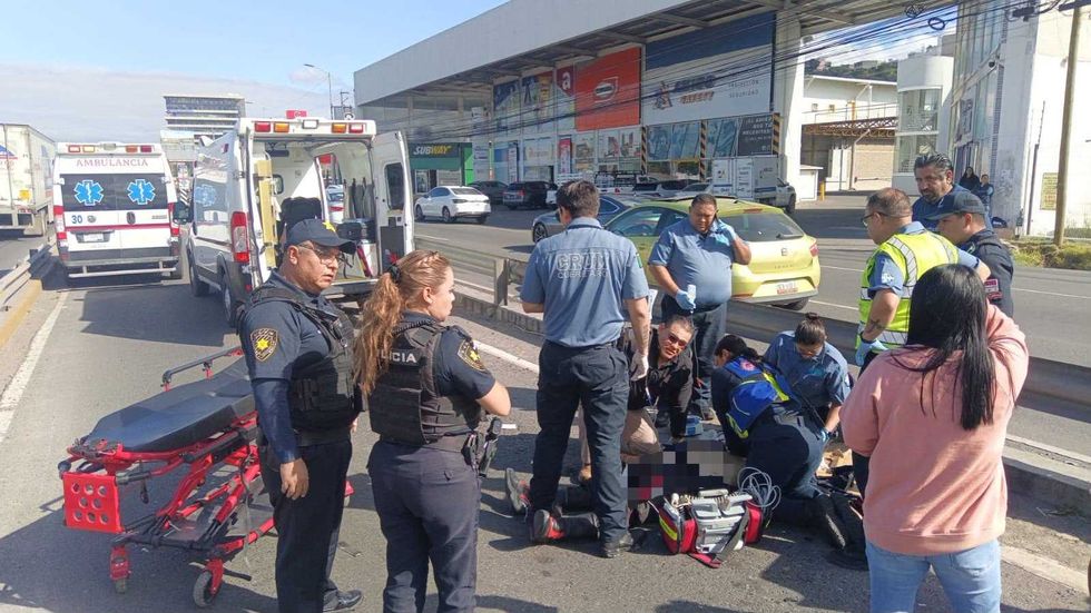 Param\u00e9dicos del CRUM y personal de Protecci\u00f3n Civil del Municipio de Quer\u00e9taro atienden a un hombre tras un accidente de motocicleta en Avenida 5 de Febrero