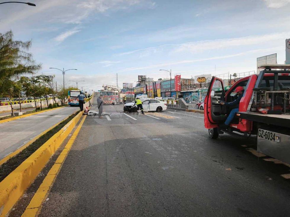 Param\u00e9dicos y personal de Protecci\u00f3n Civil atienden a dos personas lesionadas tras un accidente vehicular en Paseo 5 de Febrero, en Quer\u00e9taro.