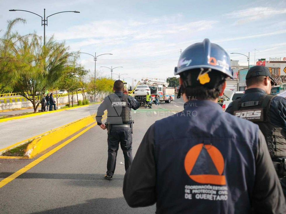 Param\u00e9dicos y personal de Protecci\u00f3n Civil atienden a dos personas lesionadas tras un accidente vehicular en Paseo 5 de Febrero, en Quer\u00e9taro.