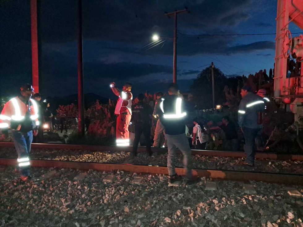 Param\u00e9dicos y personal de Protecci\u00f3n Civil suben a la lesionada a una ambulancia para su traslado a un hospital
